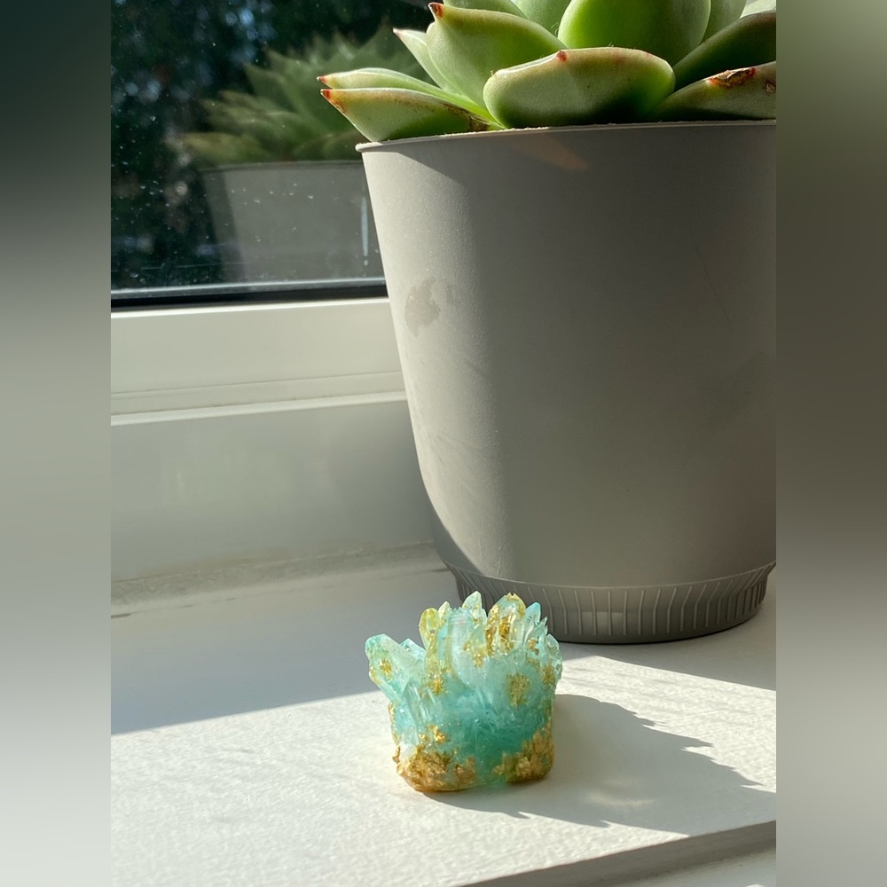 House decoration ~ Frozen light blue crystal cluster with gold flakes 💙🤍 - Picture 3 of 16